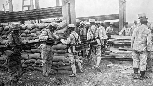 Melilla, 1909 (CA.). Construcción de un blocao